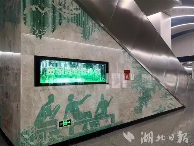 武汉地铁“军运专线”亮相 站内“仰望星空”设计赏析