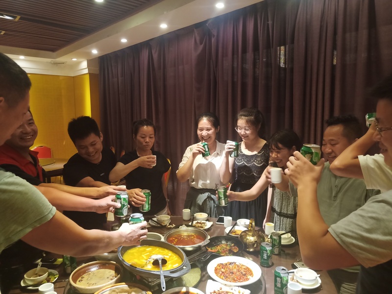 武汉天马行空广告8月销售业绩金牌团队聚餐活动现场