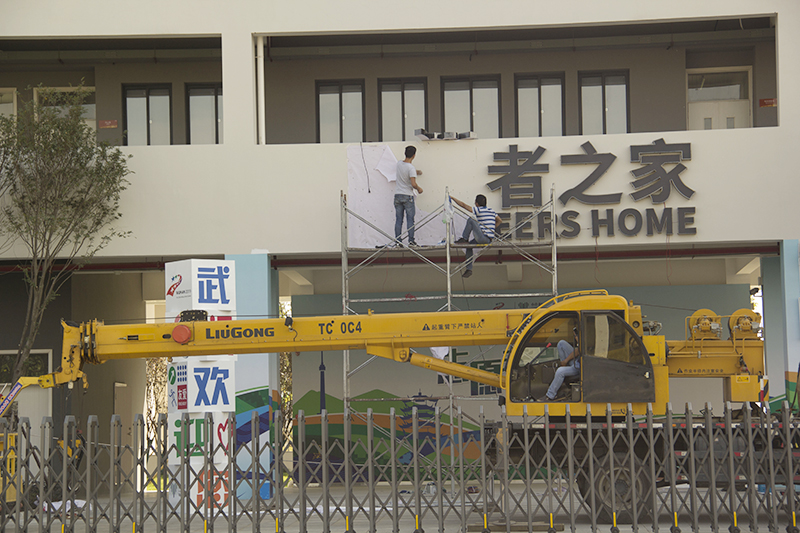 武汉军运村项目志愿者之家不锈钢发光字招牌安装案例
