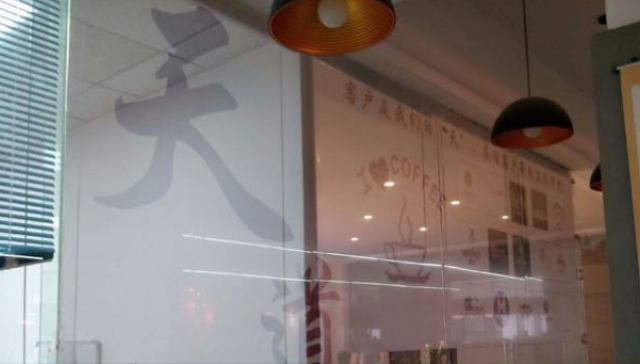 武汉-dongee咖啡店内玻璃墙装饰
